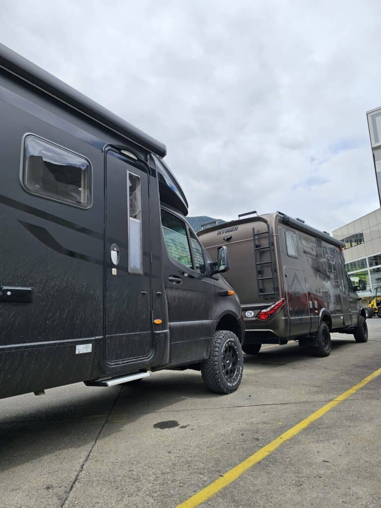 Zwei Swiss Venture 4x4 Offroad-Wohnmobile in einer Reihe geparkt