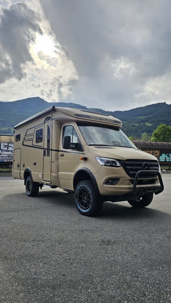 Beigefarbenes Side Quest Expeditionsmobil auf Mercedes Sprinter Basis