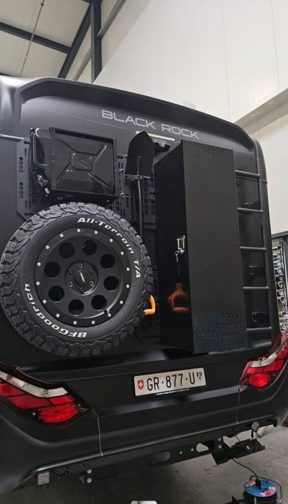 Heckträger-System mit Ersatzrad und Staubox am Black Rock Expeditionsmobil