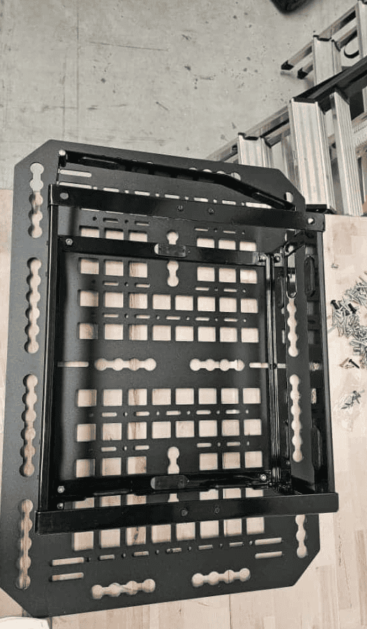 Schwarzes modulares Heckträger-System mit Montagerahmen für Expeditionsmobile